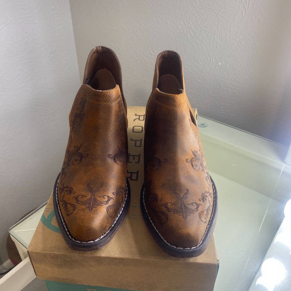 Woman’s roper booties. Brand new size 7.